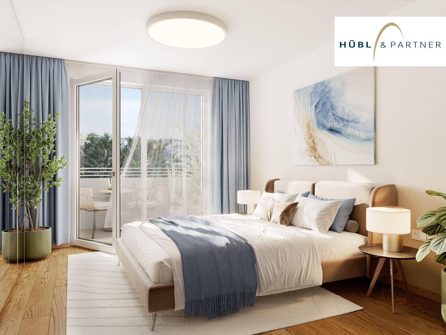 Helles Schlafzimmer mit Balkonzugang, Doppelbett und blauen Vorhängen.