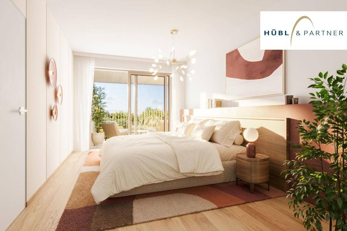 Modernes Schlafzimmer mit Holzboden, großem Bett und Zugang zum Balkon.