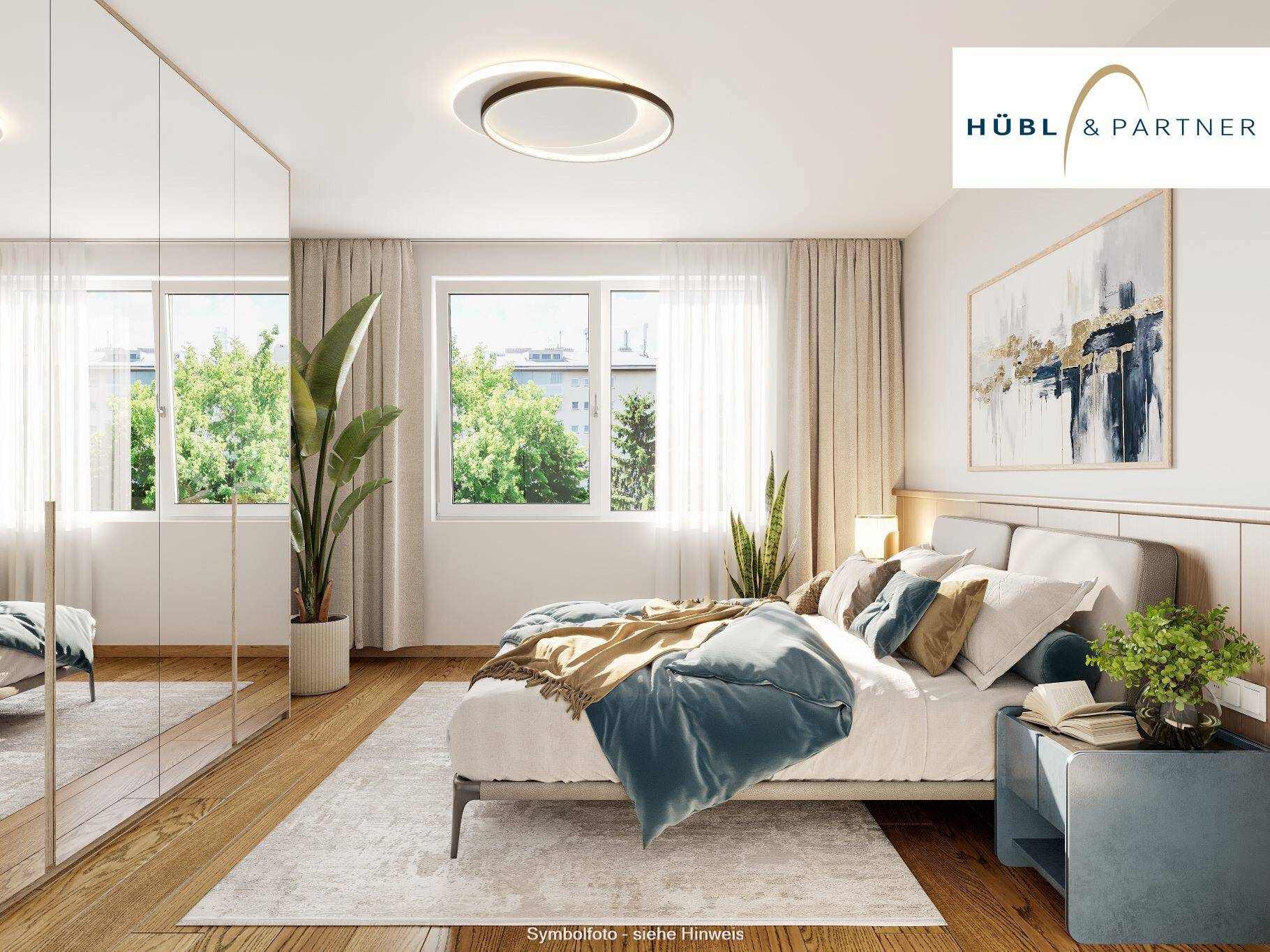 Geräumiges Schlafzimmer mit großen Fenstern, Holzboden und modernem Bett sowie Einbauschränken.