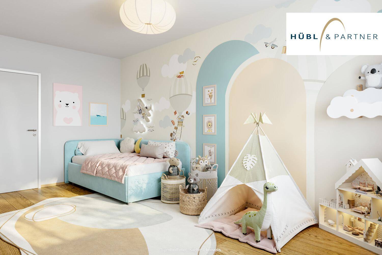 Farbenfrohes Kinderzimmer mit verspielter Wandgestaltung und Holzboden.
