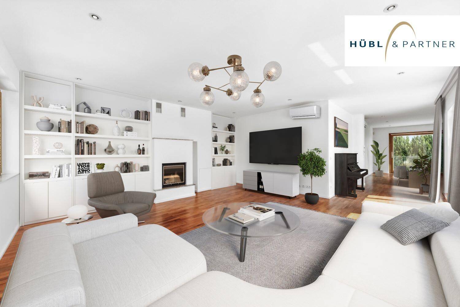 Geräumiges Wohnzimmer mit Kamin, Einbauregalen und modernem Mobiliar.