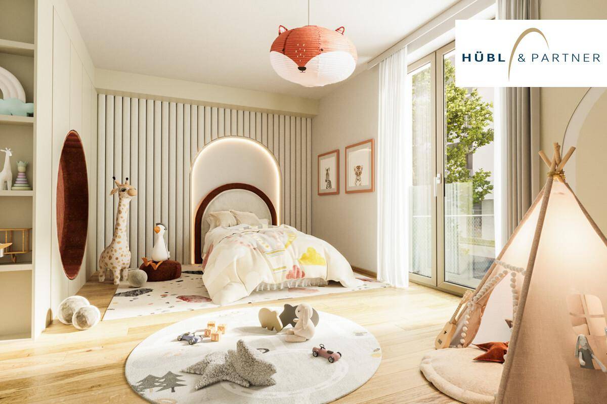 Freundliches Kinderzimmer mit spielerischer Dekoration, Holzboden und viel Tageslicht.