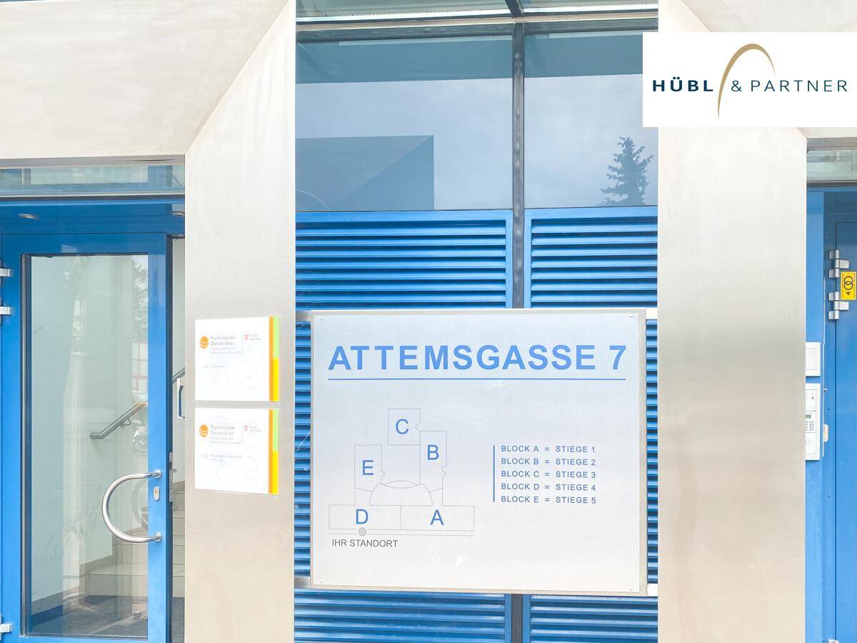 Informationsschild an der Gebäudefassade mit Adresse und Blockübersicht für die Orientierung.