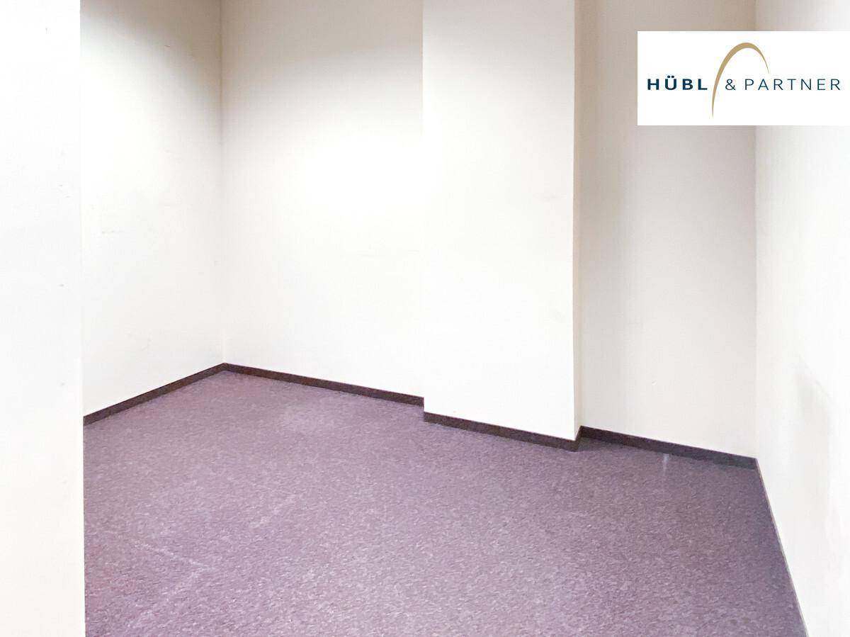 Kleiner, leerer Büroraum mit Teppichboden und hellen Wänden, ideal für ein Einzelbüro.