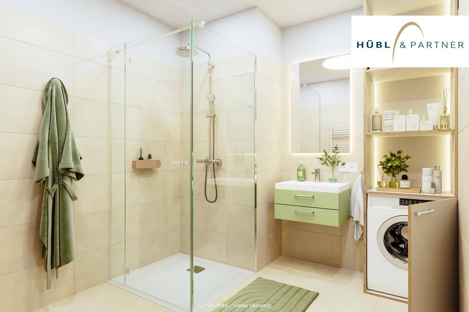 Modernes Badezimmer mit begehbarer Dusche, hellen Fliesen und integrierter Waschmaschine.