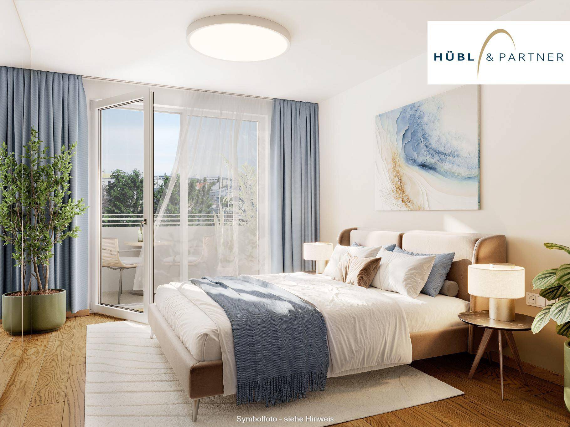 Modernes Schlafzimmer mit Zugang zu einem Balkon und viel natürlichem Licht.
