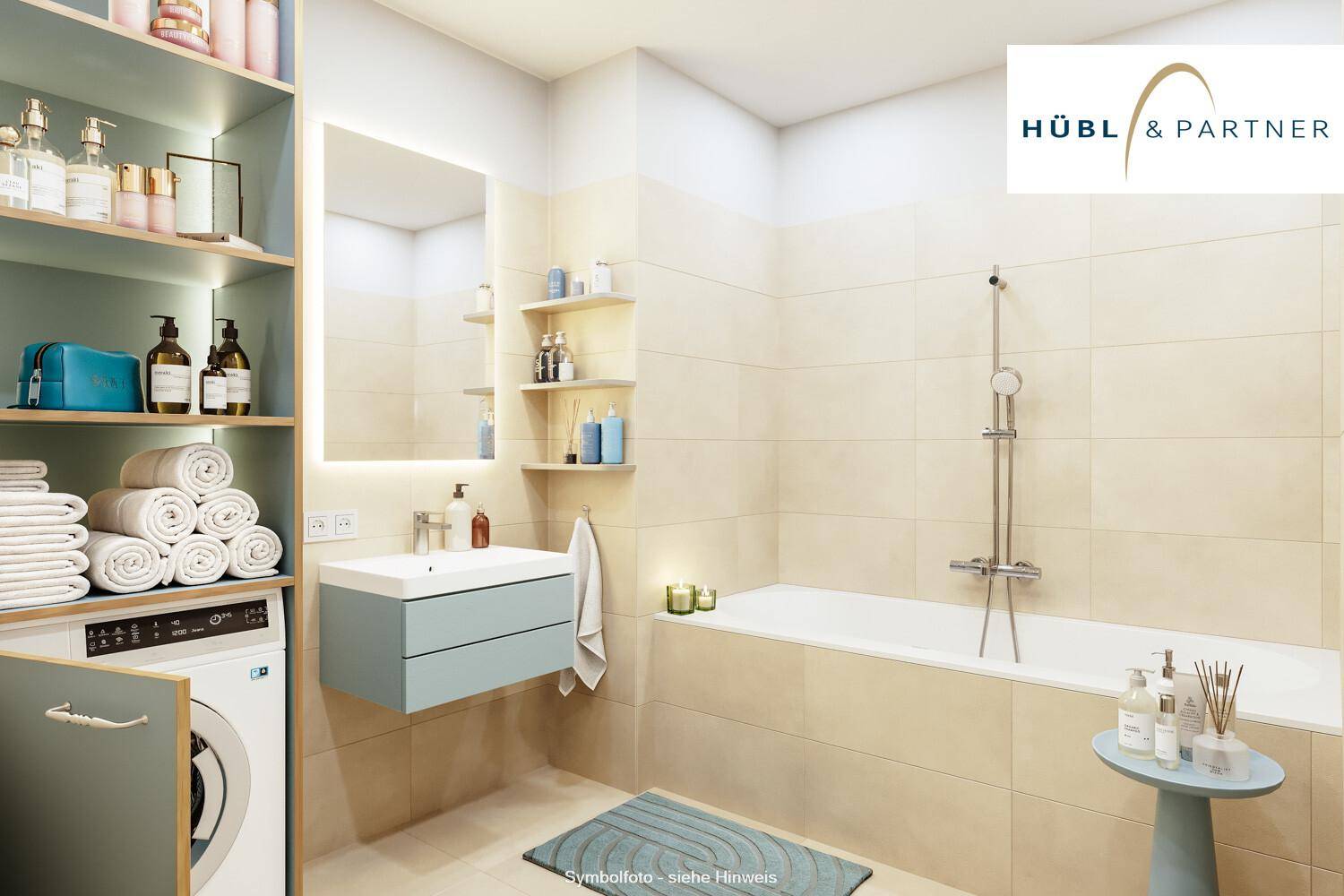 Modernes Badezimmer mit Badewanne, Waschbecken und integrierten Regalen.