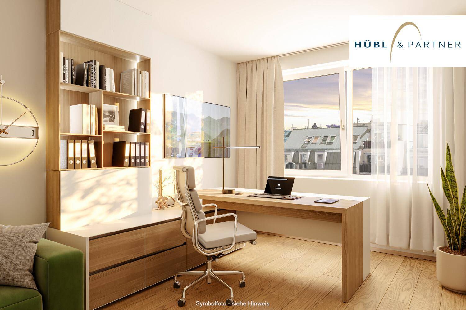 Helles Arbeitszimmer mit Holzboden, großem Fenster und integriertem Bücherregal.