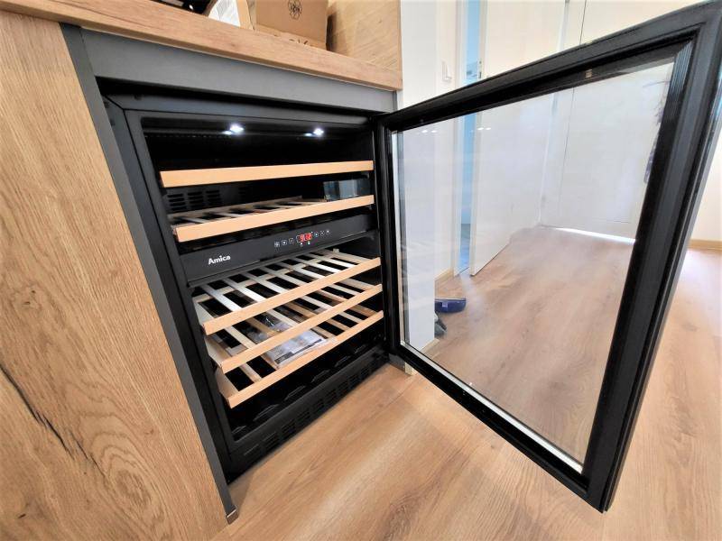 Eingebauter Weinkühlschrank mit Glastür als Teil der modernen Küchenausstattung.