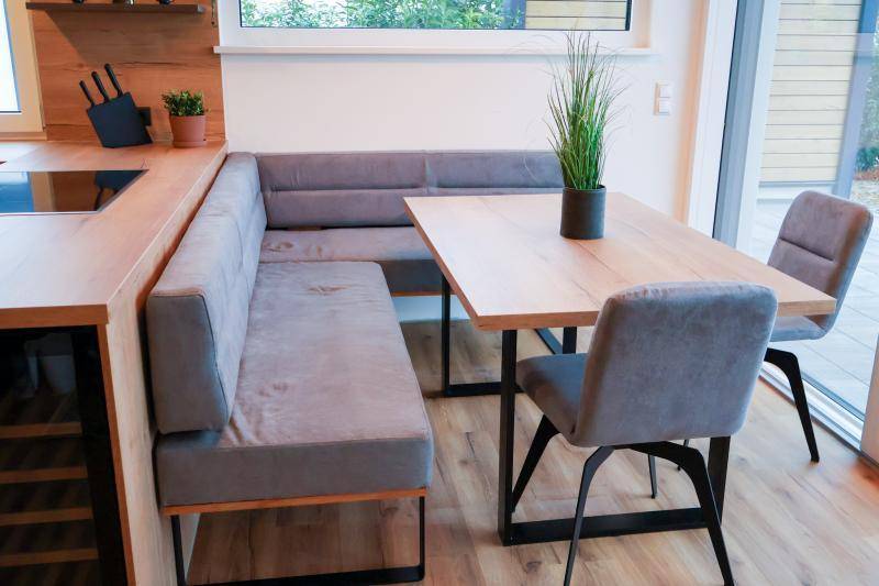 Gemütlicher Essbereich mit Eckbank und Holztisch, bietet Platz für Familie und Freunde.