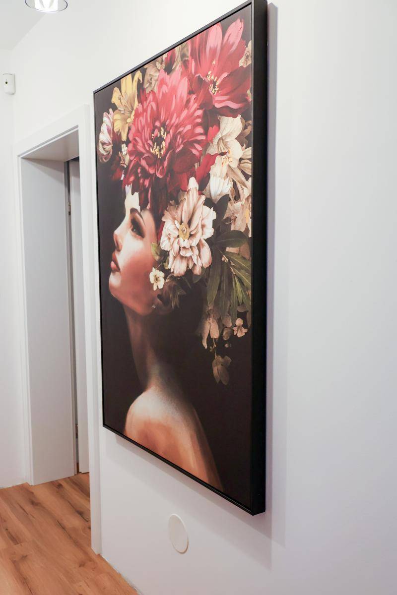 Heller Flur mit großem, farbenfrohem Blumenbild als Blickfang, schafft eine einladende Atmosphäre.