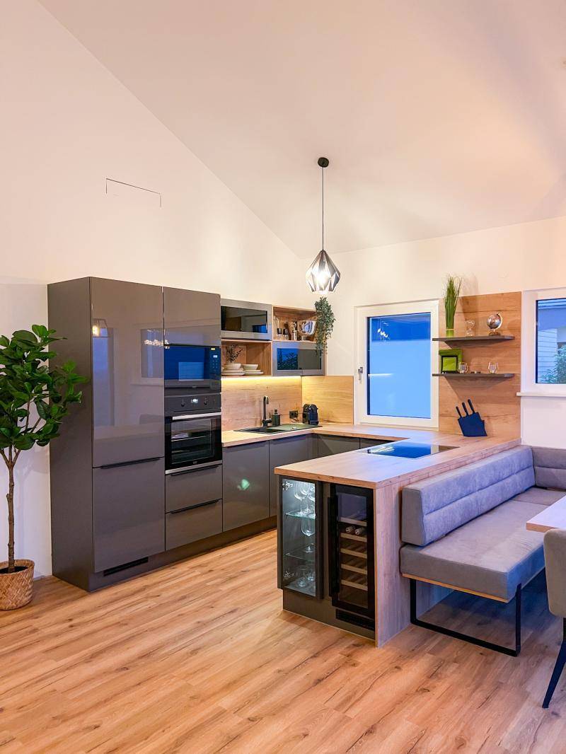 Geräumige Küche mit Essbereich, hohen Decken und viel Tageslicht, ideal für offenes Wohnen.
