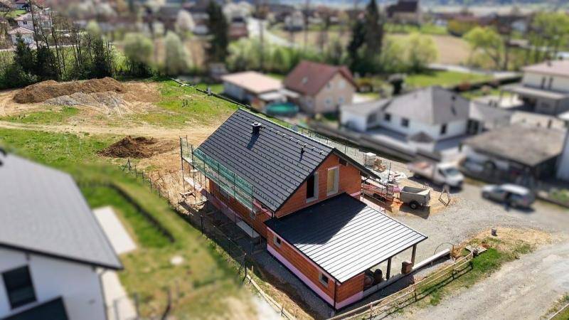Neubau mit Carport und Gerüst in einer ruhigen Wohngegend mit viel Grün.