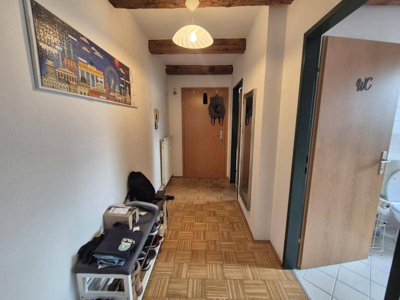 Heller Flur mit Parkettboden, Garderobe und Zugang zu den weiteren Räumen der Wohnung.