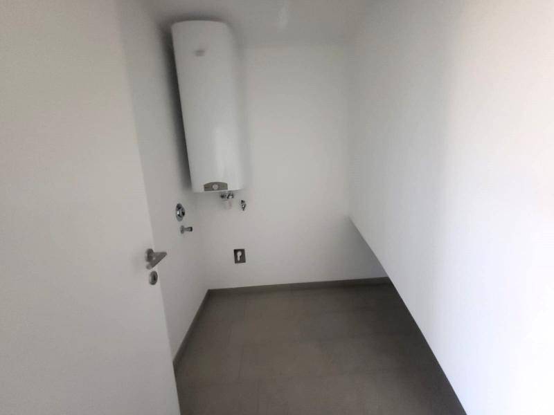 Hauswirtschaftsraum mit Warmwasserboiler und Anschlüssen, bereit zur Nutzung.