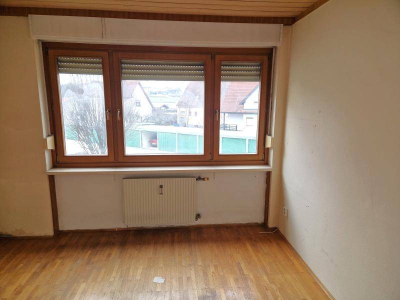 Zimmer mit Holzboden, Holzdecke und Fenster mit Rollläden, bietet Privatsphäre und Schutz.