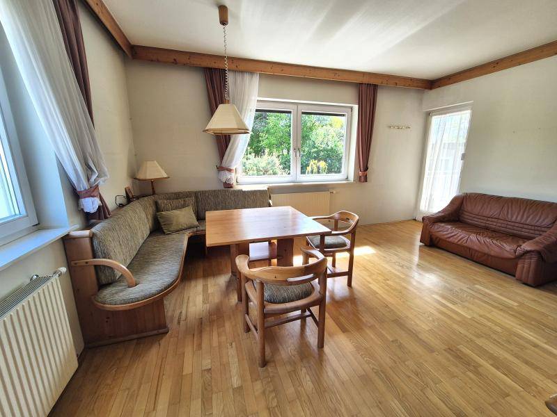 Geräumiger Wohn-Essbereich mit Eckbank, Holztisch und Sofa, ideal für gesellige Stunden.