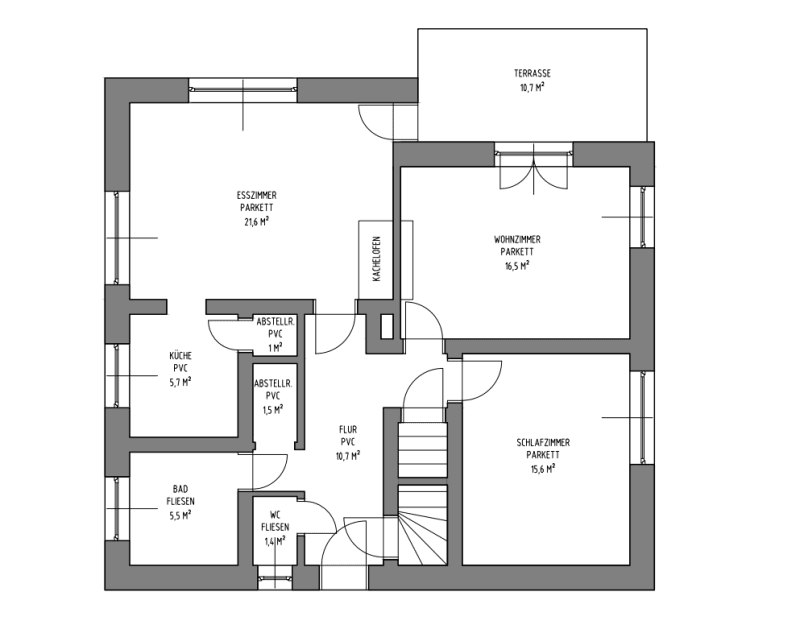 Grundriss des Erdgeschosses mit Wohnzimmer, Esszimmer, Küche und Terrasse.
