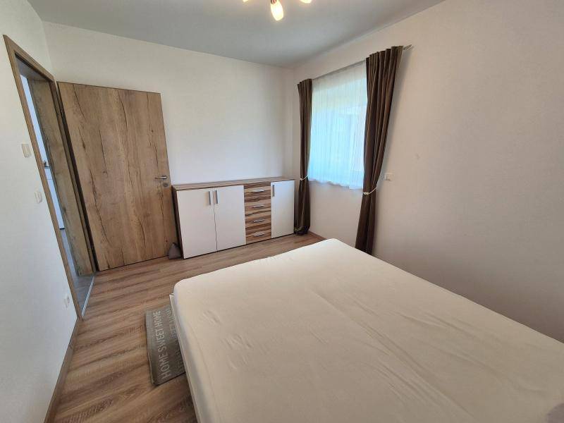 Schlafzimmer mit Holzboden, Kleiderschrank und hellem Ambiente.