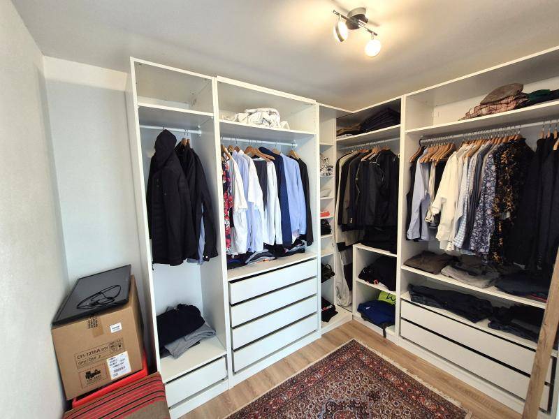 Geräumiger begehbarer Kleiderschrank mit Regalen und Hängemöglichkeiten.
