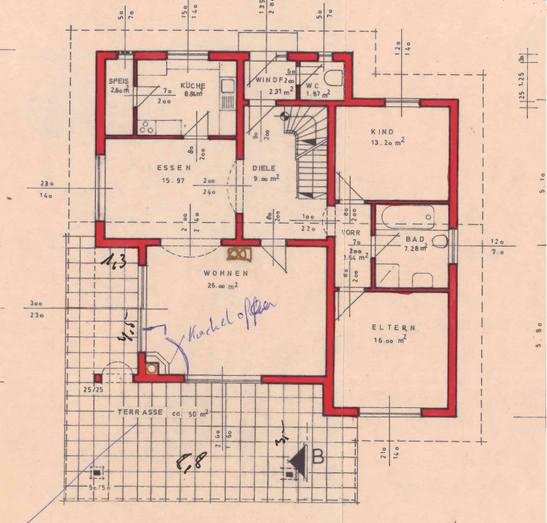 Grundriss des Erdgeschosses mit Wohnzimmer, Essbereich, Küche und Terrasse.