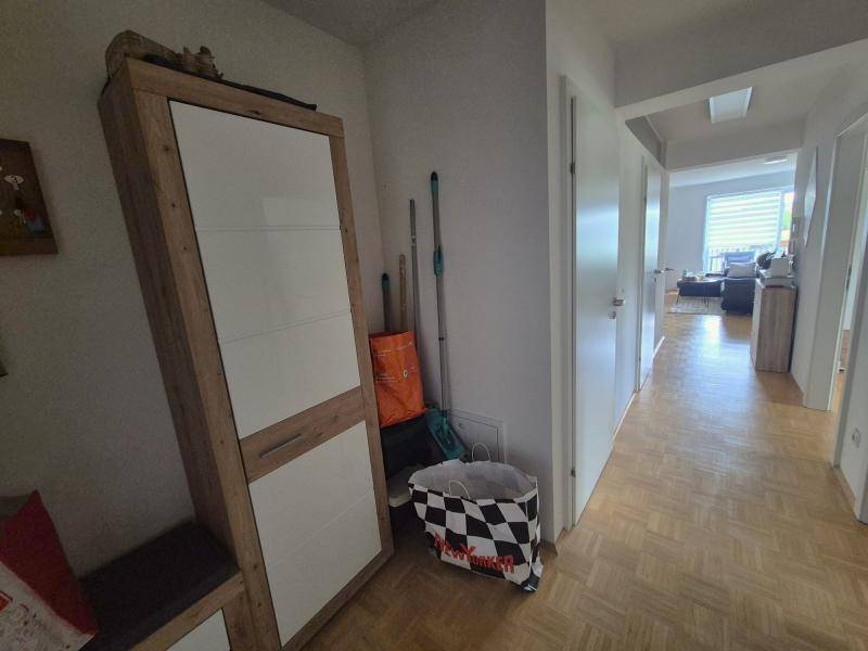Heller Flur mit praktischem Stauraum und Zugang zu den verschiedenen Wohnbereichen.