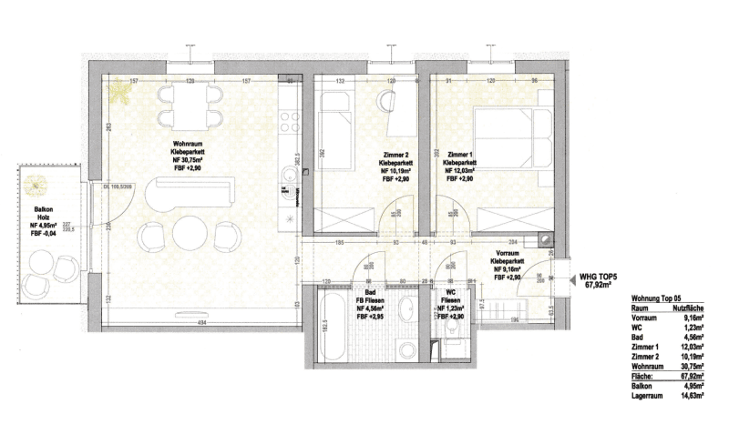 Detaillierter Grundriss einer Wohnung mit Wohnzimmer, zwei Schlafzimmern und Balkon.