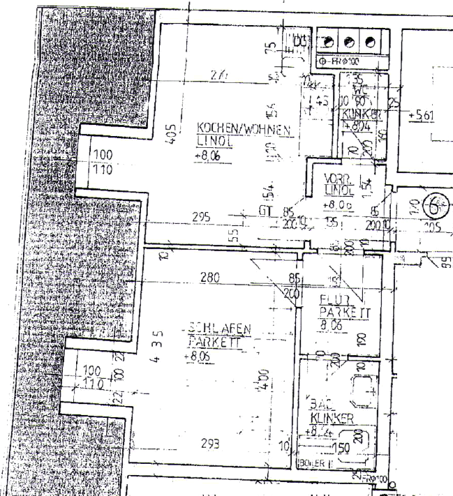 Grundriss zeigt die Aufteilung der Wohnung mit offenem Wohnbereich, Schlafzimmer und Balkon.