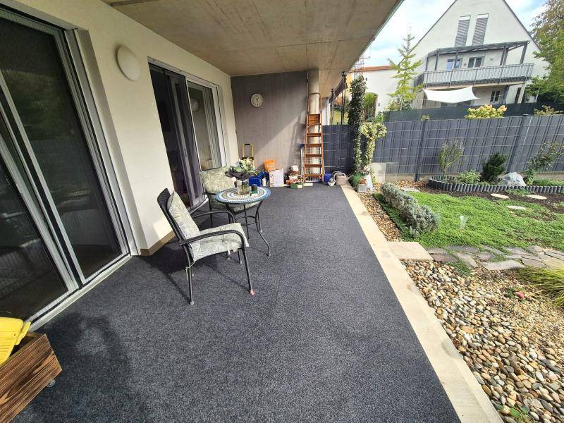 Entspannende Terrasse mit Sitzgelegenheiten und Blick auf den liebevoll gestalteten Garten.