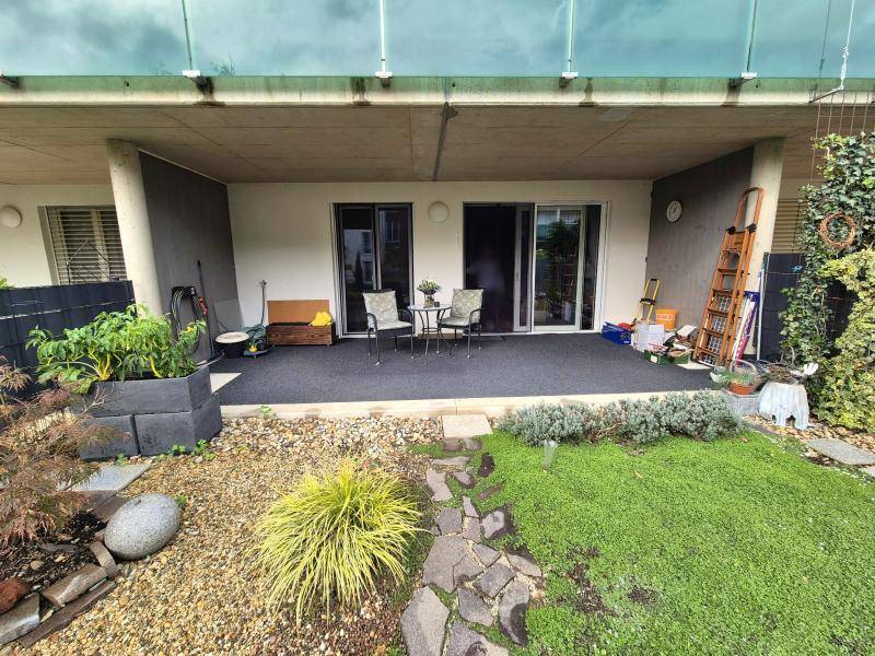 Großzügige Terrasse mit direktem Zugang zum gepflegten Gartenbereich und viel Platz im Freien.