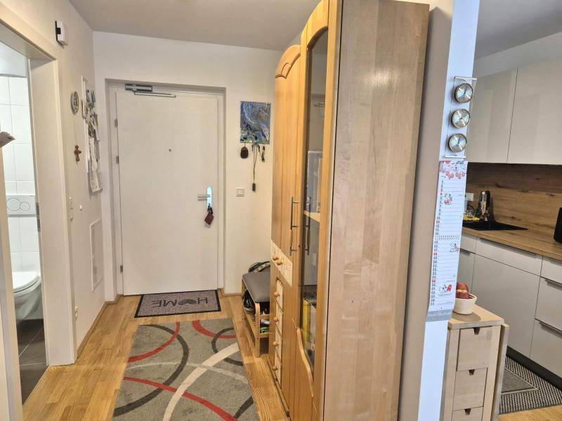 Heller Eingangsbereich mit praktischem Garderobenschrank und Zugang zu Bad und Küche.