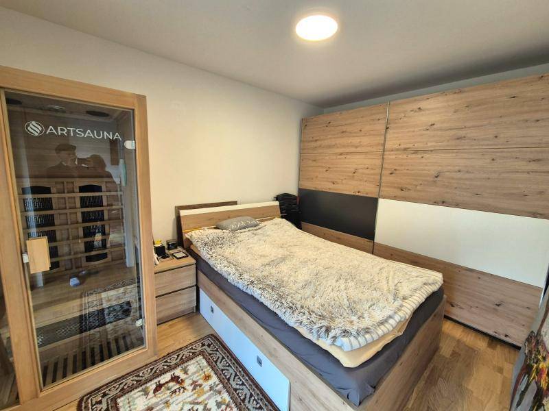Gemütliches Schlafzimmer mit integrierter Infrarotsauna und großem Einbauschrank.