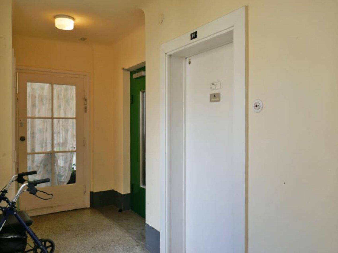 Heller Hausflur mit Aufzug und Zugang zu den Wohneinheiten, barrierefrei gestaltet.