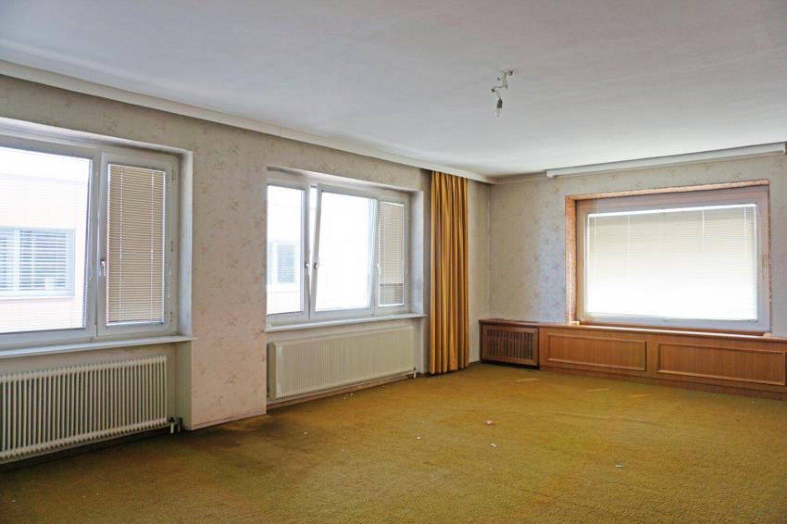 Geräumiges Zimmer mit Teppichboden und mehreren Fenstern, die viel Licht spenden.