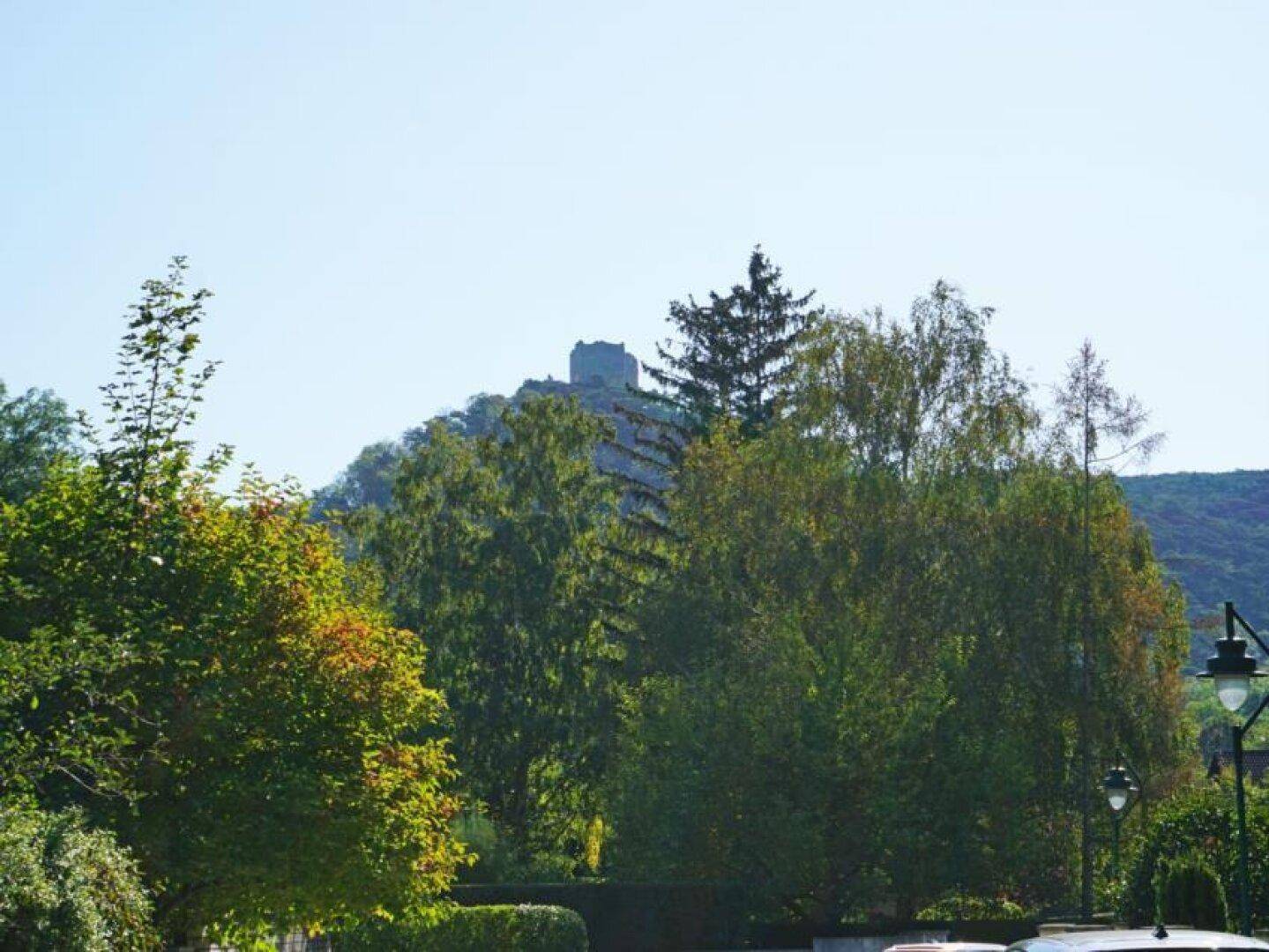 Gasse Blick auf Burgruine