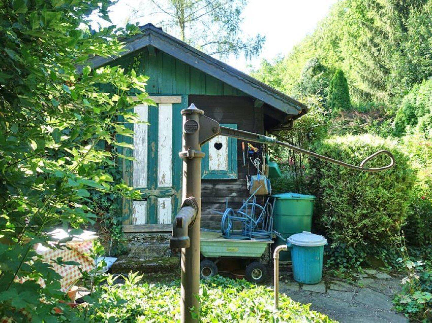 Gartenhaus mit Brunnen