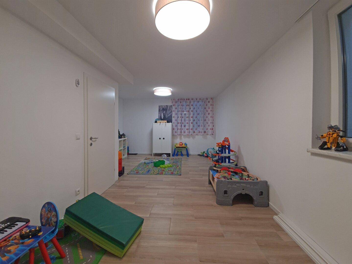Geräumiges Kinderzimmer oder Spielzimmer mit viel Platz und Tageslicht.