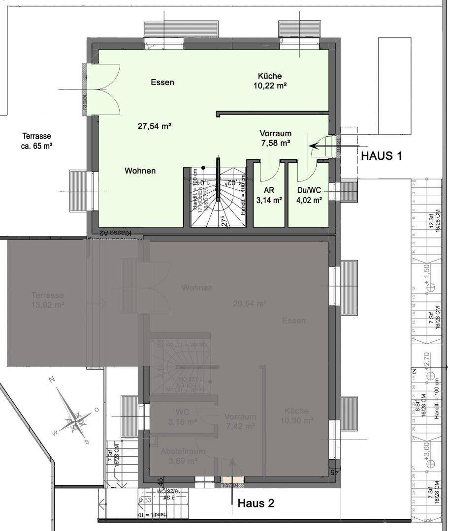 Grundriss des Erdgeschosses von Haus 1 mit Wohn-, Ess- und Küchenbereich sowie Terrasse.