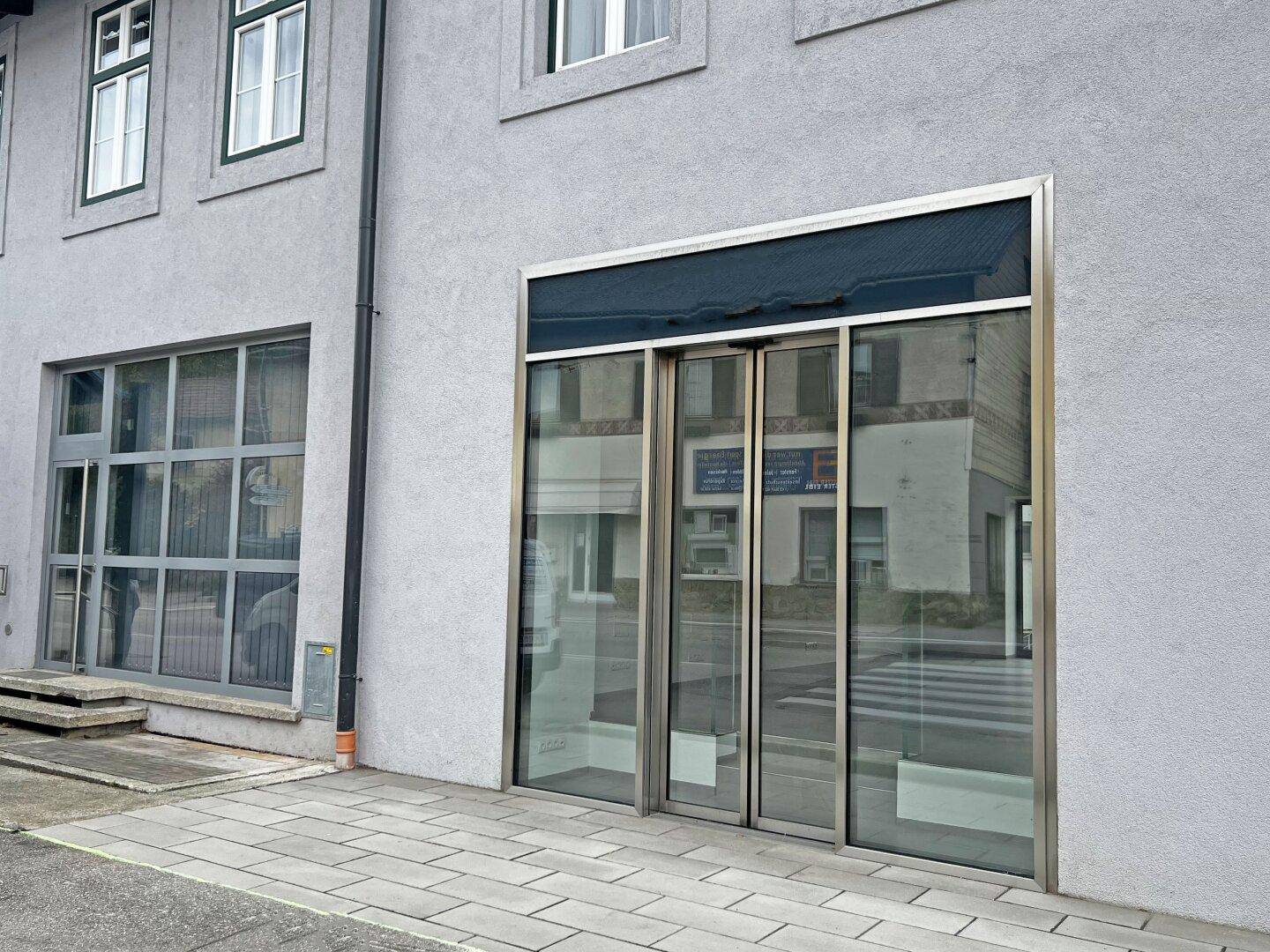 Außenansicht mit Eingang