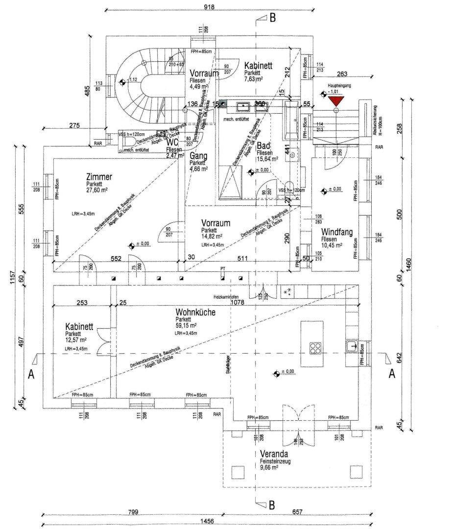 Detaillierter Grundriss des Erdgeschosses mit Wohnküche, Zimmern und Veranda.