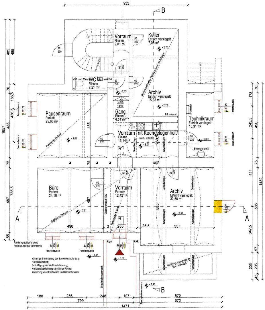 Grundriss des Untergeschosses mit Büro, Archivräumen und Technikbereich.