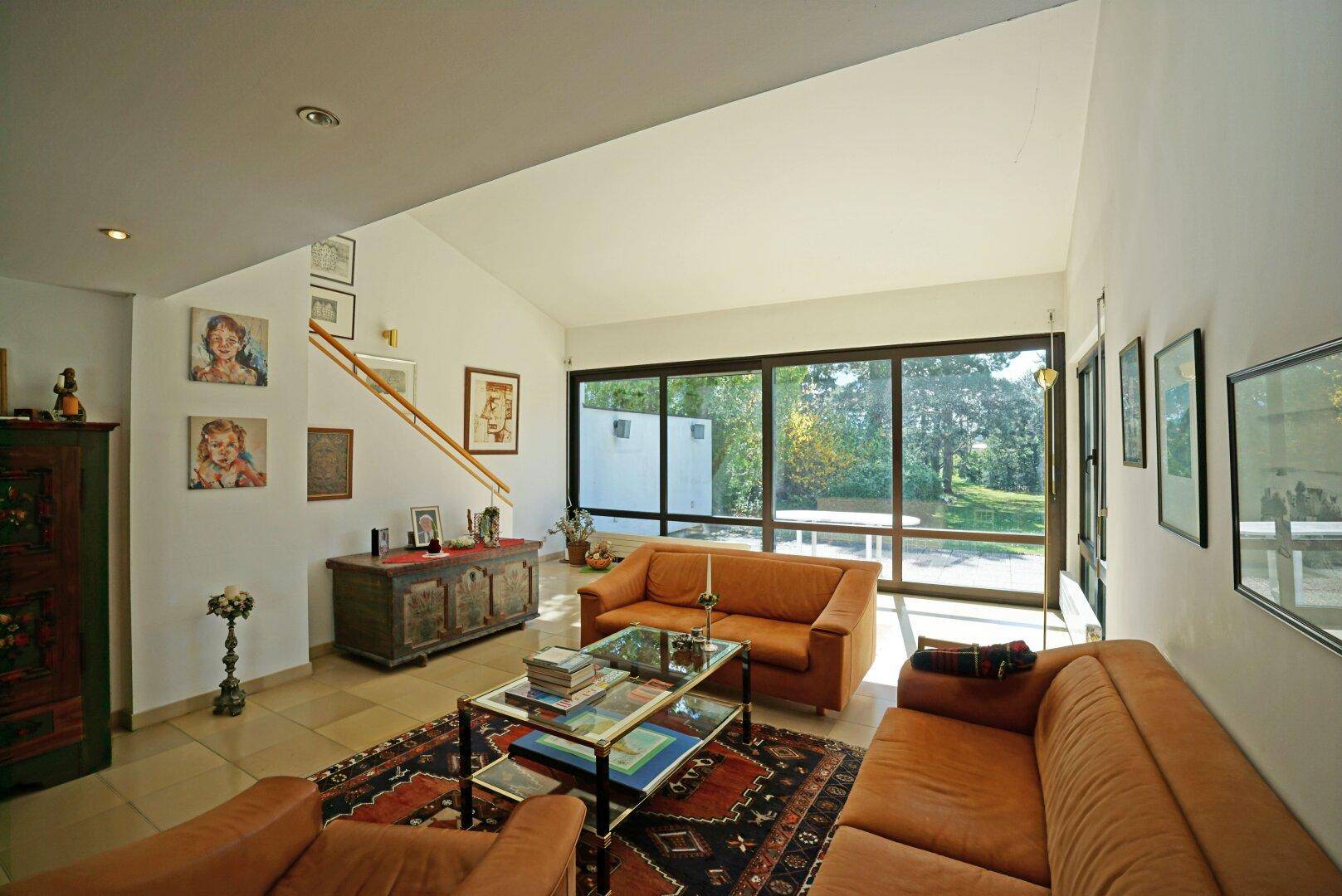 Wohnzimmer im Zubau mit Aufgang auf die Galerie