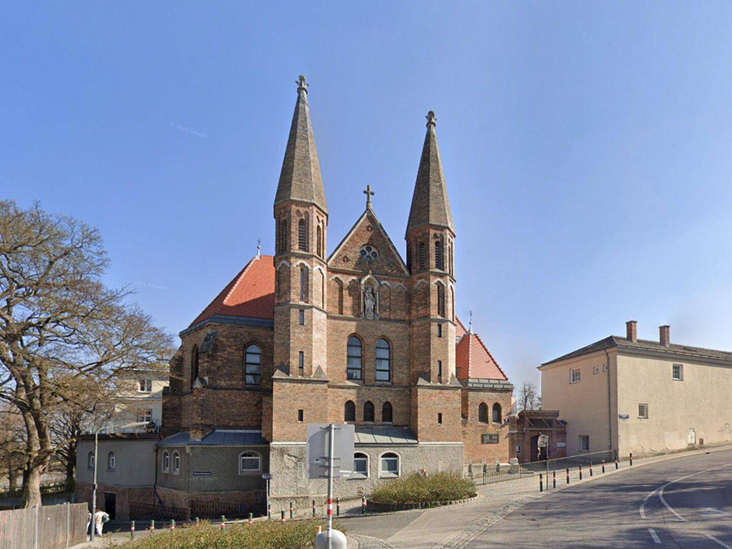 170 Meter entfernte Schulen der Dominikanerinnen