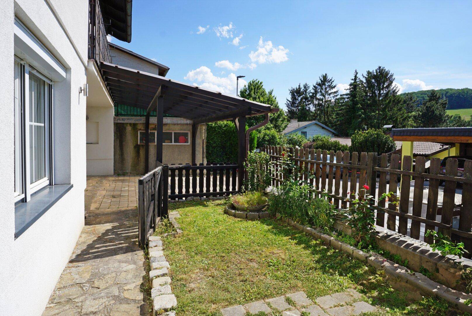 Vorgarten mit Blick zum Carport