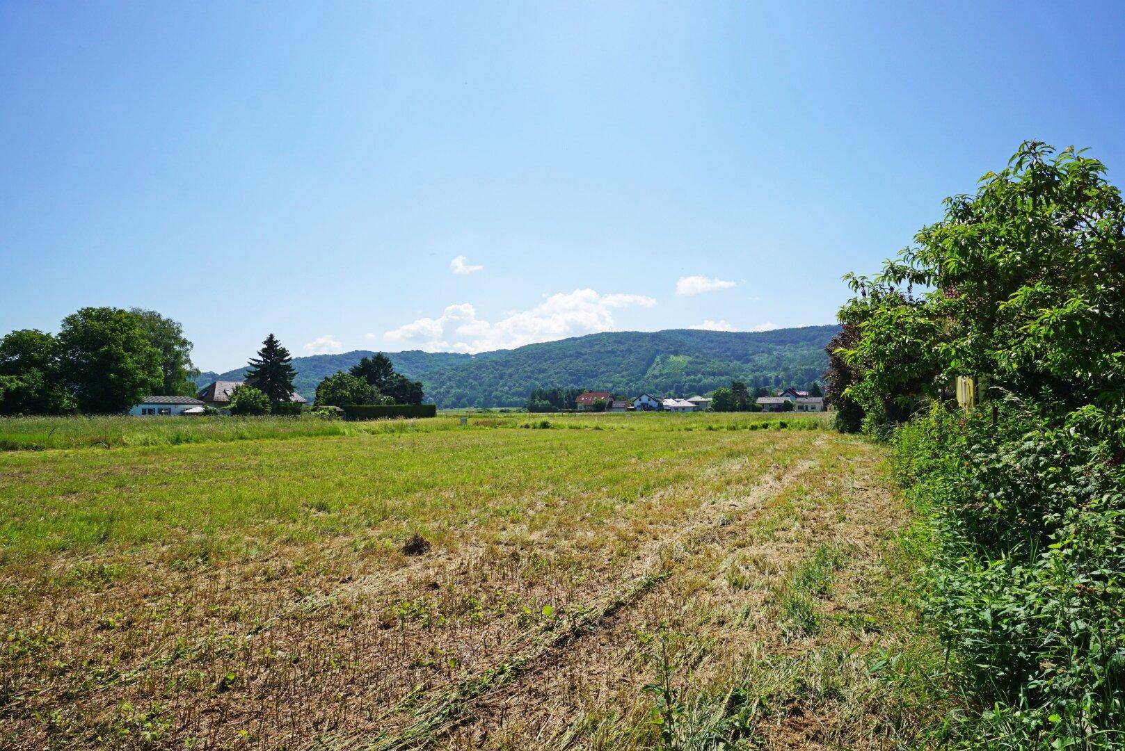 entlang der südwestlichen Grundgrenze