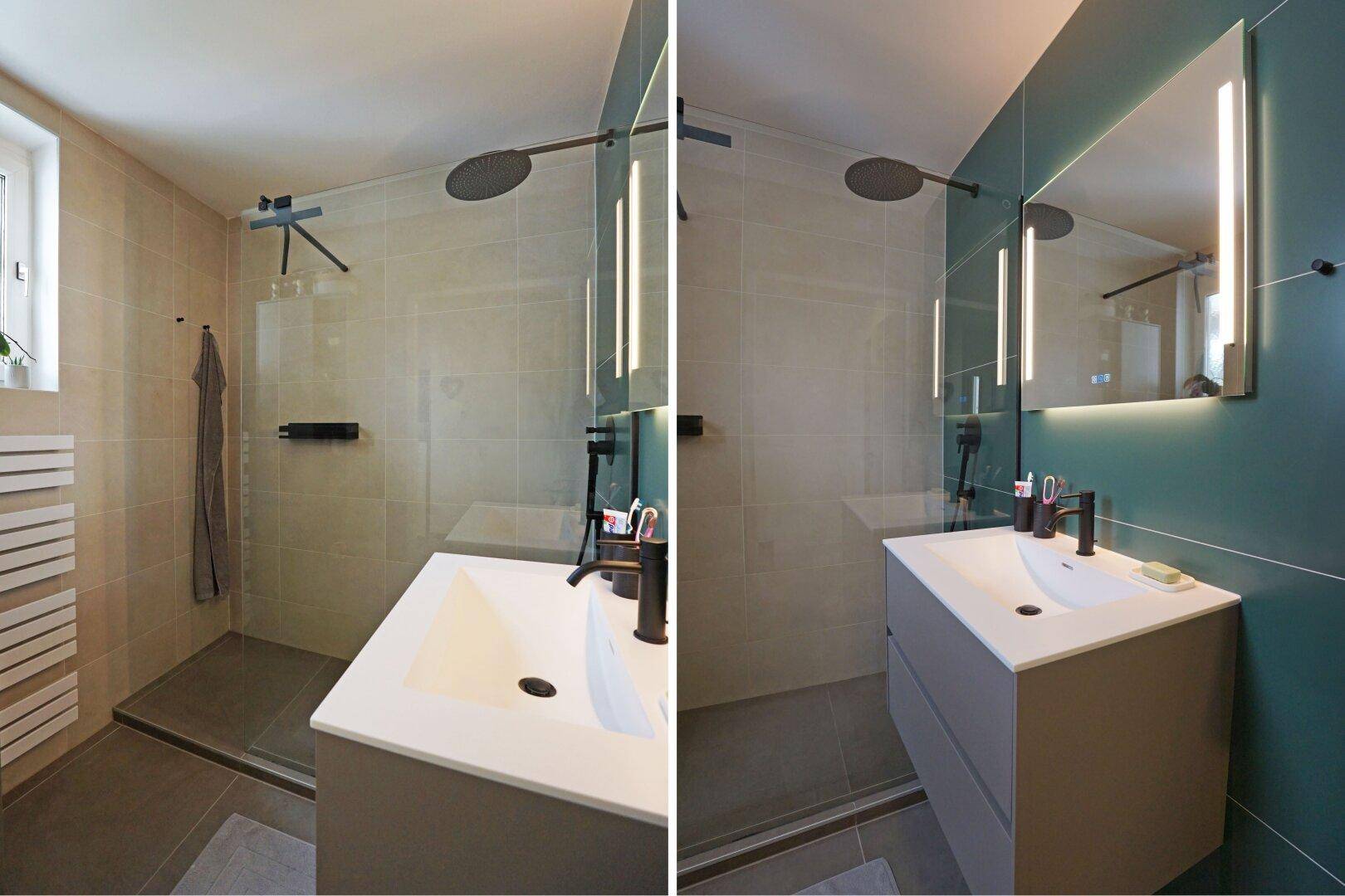 Modernes Badezimmer mit begehbarer Dusche, großformatigen Fliesen und beleuchtetem Spiegel.