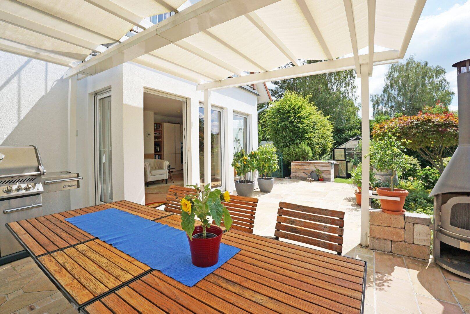 Gepflasterte Terrasse mit Pergola und Beschattung