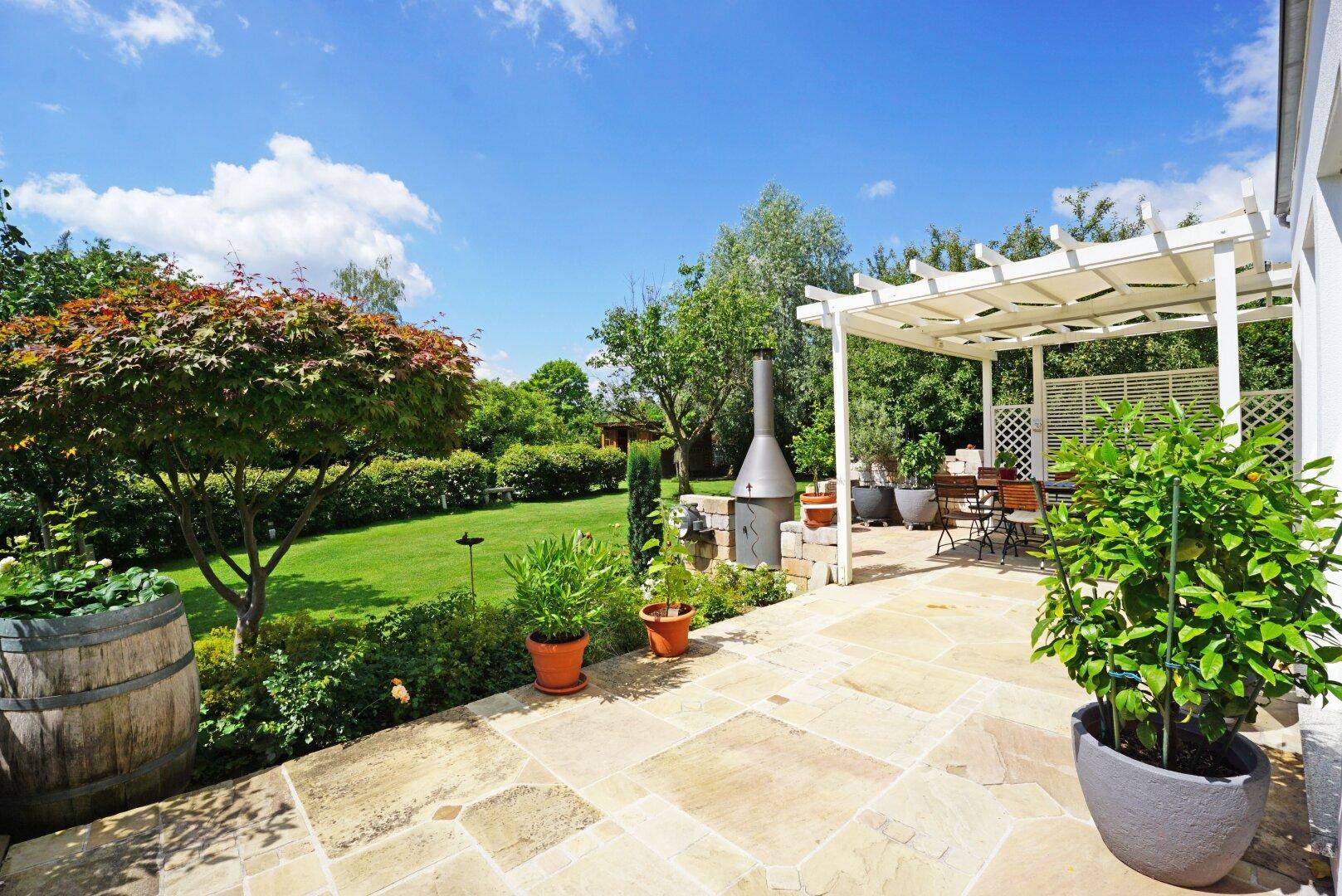 Herrliche Aussicht von der uneinsehbaren Terrasse in den Garten