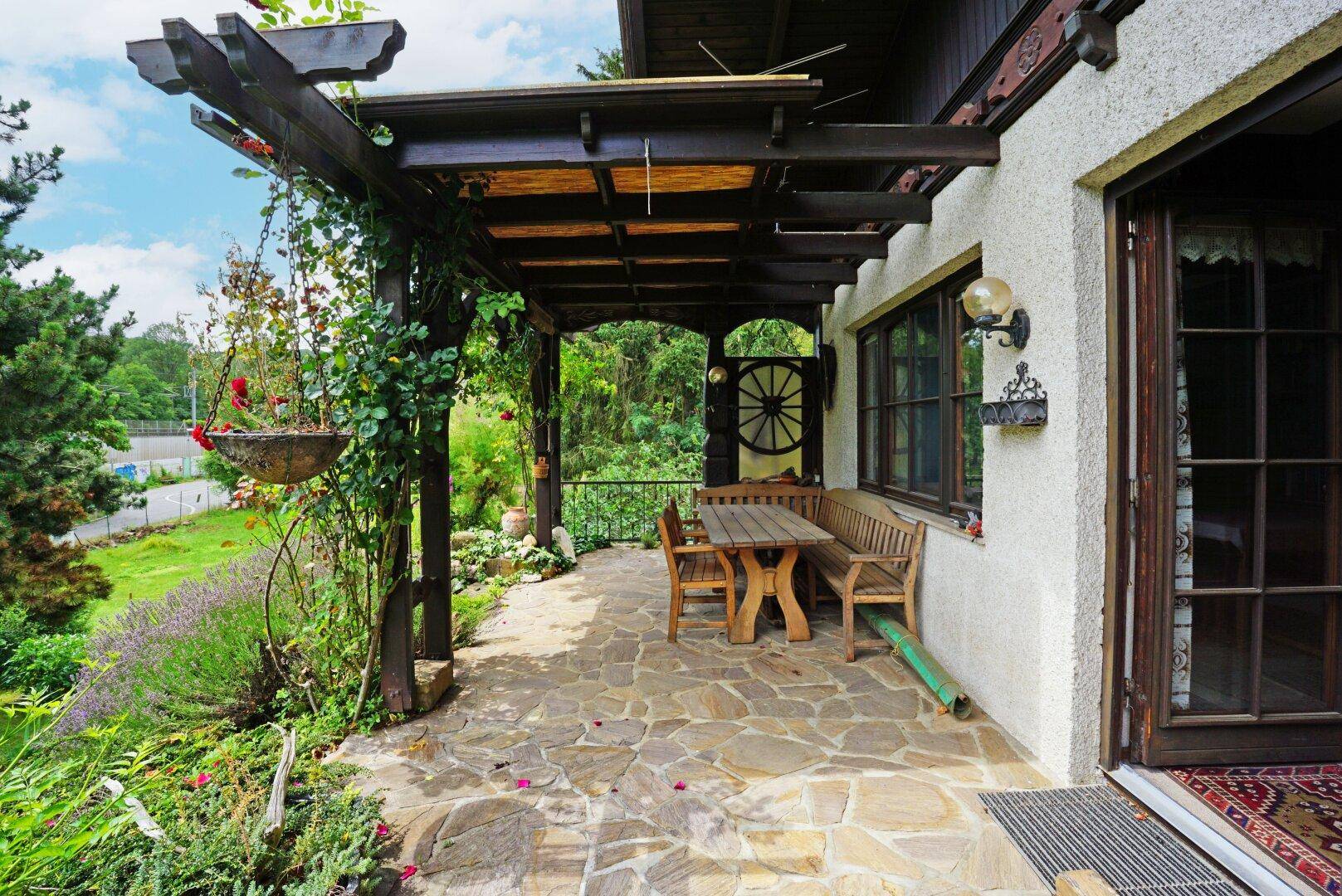 Terrasse mit Holzpergola