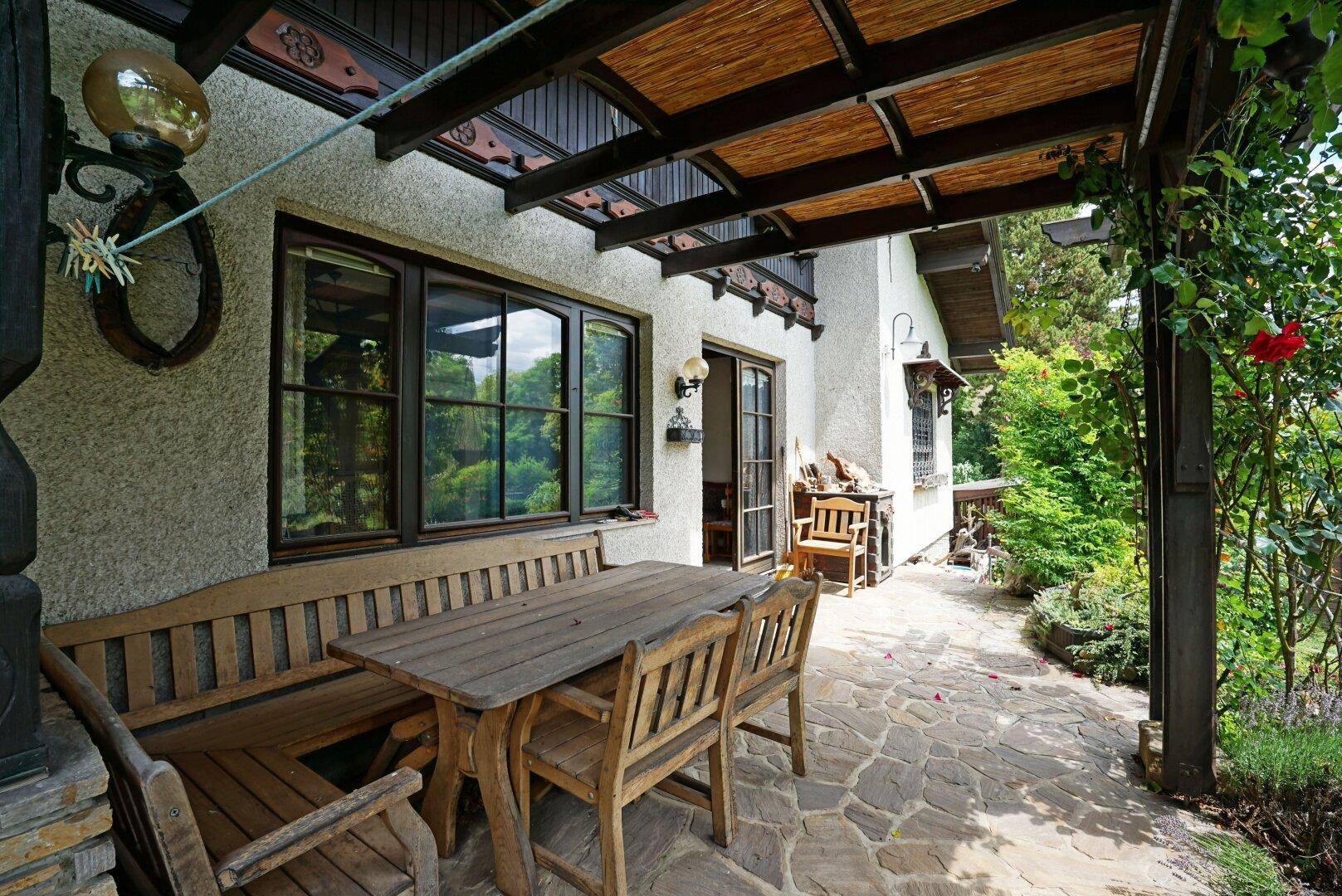 Terrasse mit Holzpergola